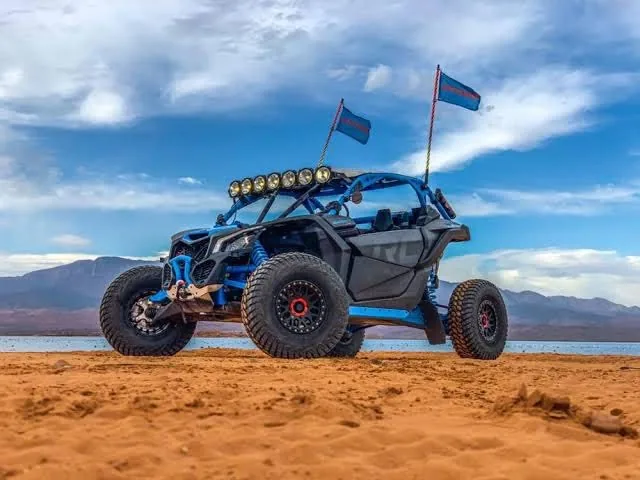 Vehículo todoterreno azul en paisaje desértico